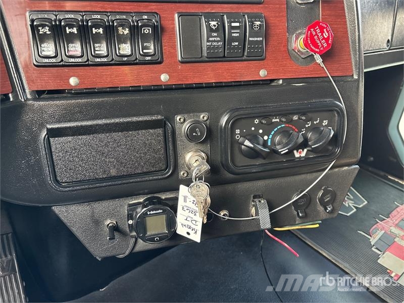 Western Star 4900 8x6 Sleeper Tri/A Dump Truck Kipper