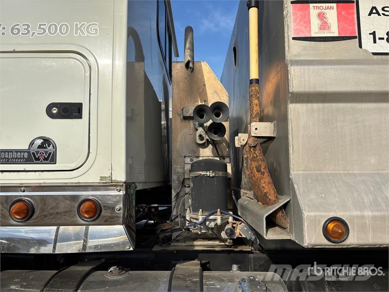 Western Star 4900 8x6 Sleeper Tri/A Dump Truck Kipper