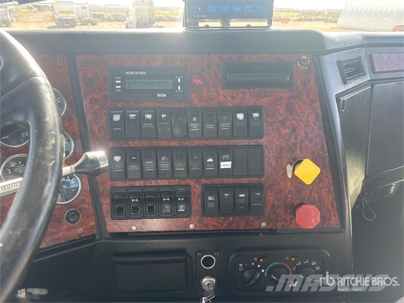 Western Star 4900 8x6 Tri/A Day Cab Truck Tractor Sattelzugmaschinen