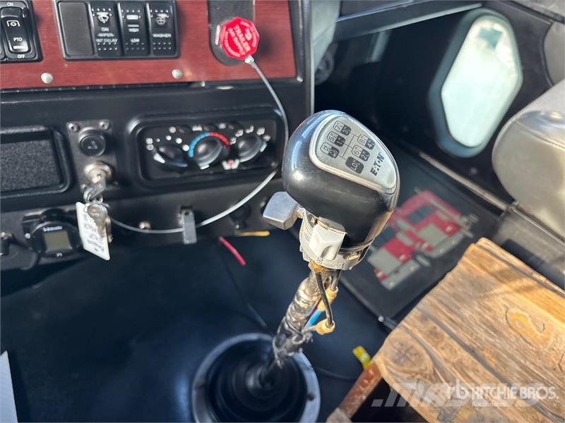 Western Star 4900 8x6 Sleeper Tri/A Dump Truck Kipper