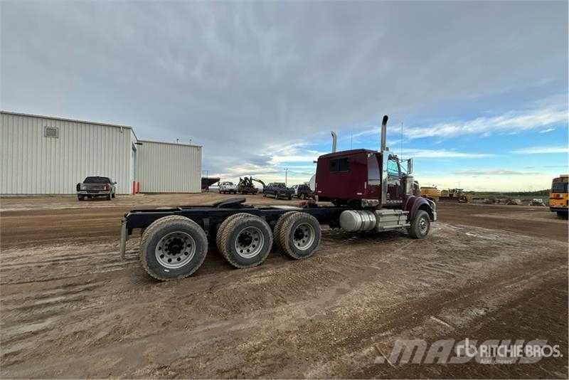 Western Star 4900 8x6 Tri/A Sleeper Truck Tractor Tegljači