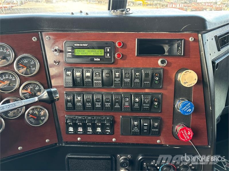 Western Star 4900 8x6 Sleeper Tri/A Dump Truck Kipper