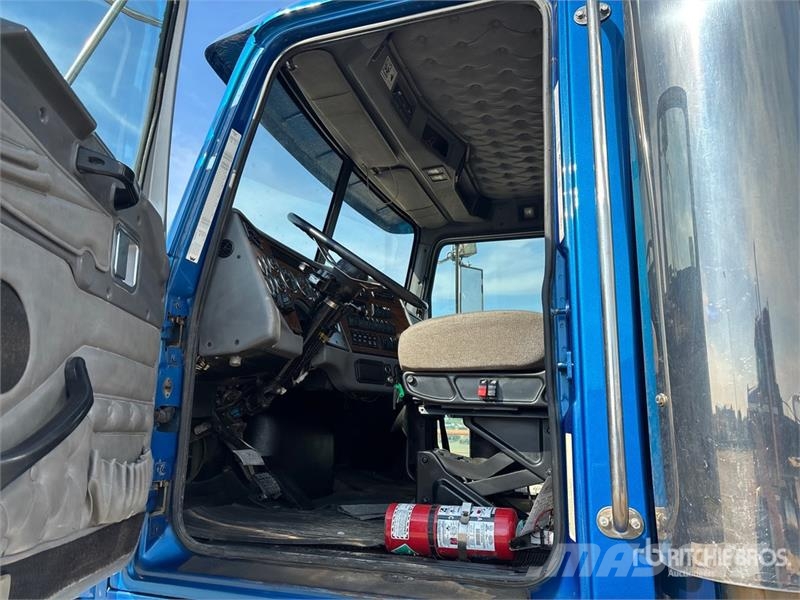 Western Star 4900 FA 6x4 T/A Day Cab Truck Tractor Vetopöytäautot