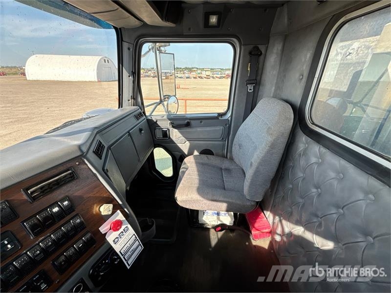 Western Star 4900 FA 6x4 T/A Day Cab Truck Tractor Vetopöytäautot