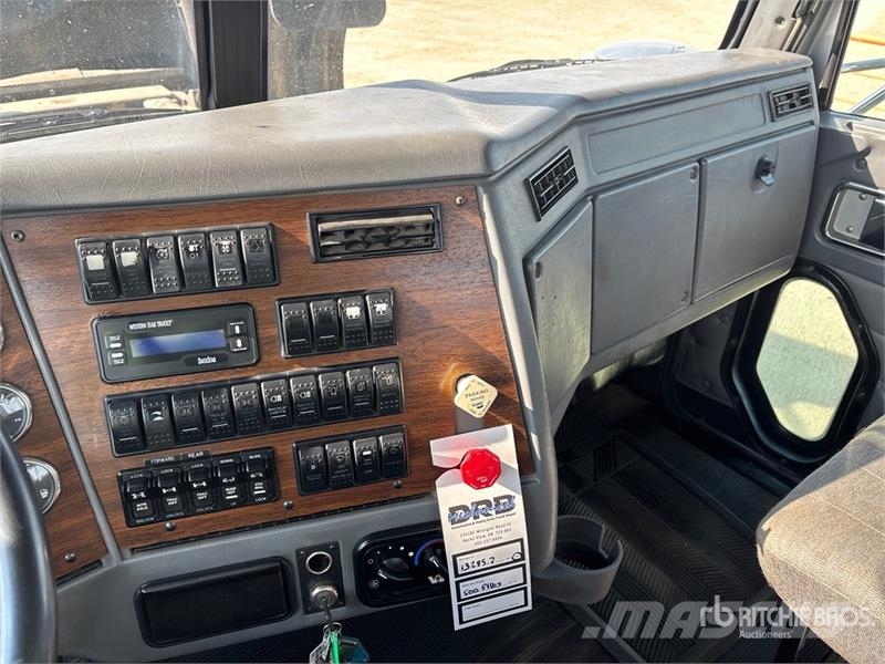Western Star 4900 FA 6x4 T/A Day Cab Truck Tractor Vetopöytäautot