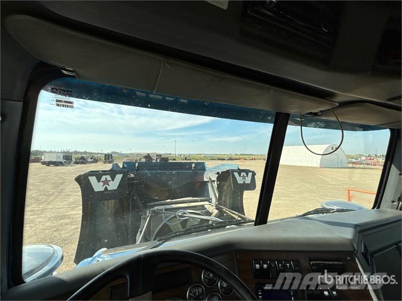 Western Star 4900 FA 6x4 T/A Day Cab Truck Tractor Vetopöytäautot