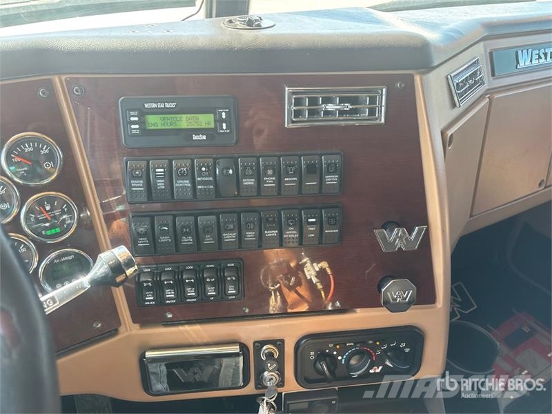 Western Star 4900EX 6x4 T/A Sleeper Truck Tractor Vetopöytäautot