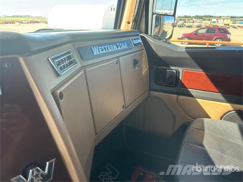 Western Star 4900EX 6x4 T/A Sleeper Truck Tractor Vetopöytäautot