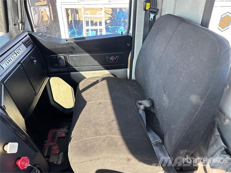 Western Star 4900FA 6x4 Cab and Chassis Cabinas e interior