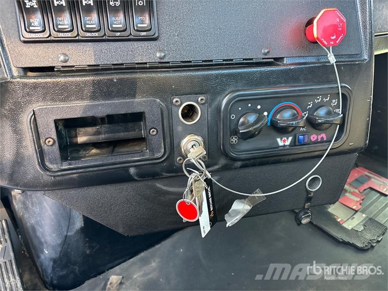 Western Star 4900FA 6x4 Cab and Chassis Cabinas e interior