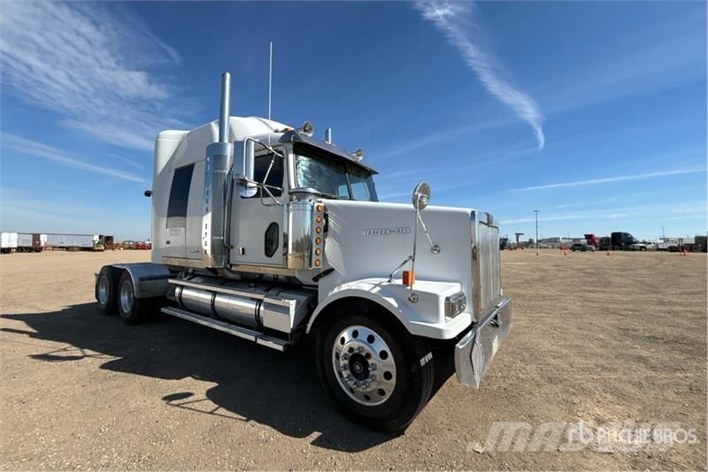 Western Star 4900FA 6x4 T/A Sleeper Truck Tractor Vetopöytäautot