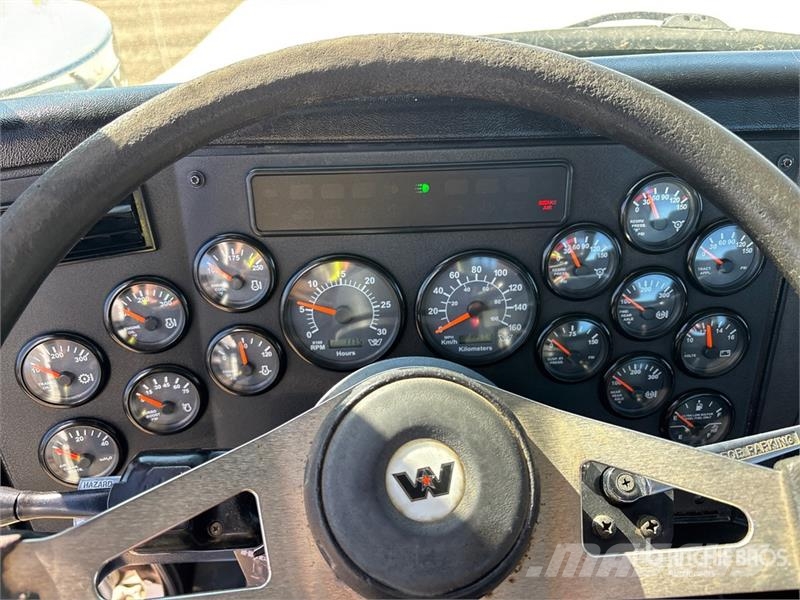 Western Star 4900FA 6x4 Cab and Chassis Cabinas e interior