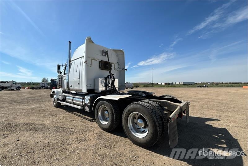 Western Star 4900FA 6x4 T/A Sleeper Truck Tractor Vetopöytäautot