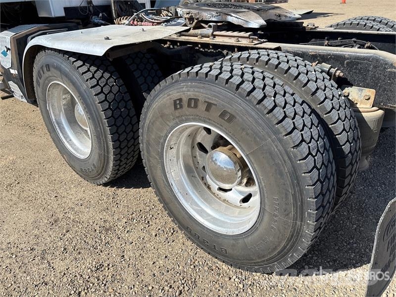 Western Star 4900FA 6x4 T/A Sleeper Truck Tractor Vetopöytäautot