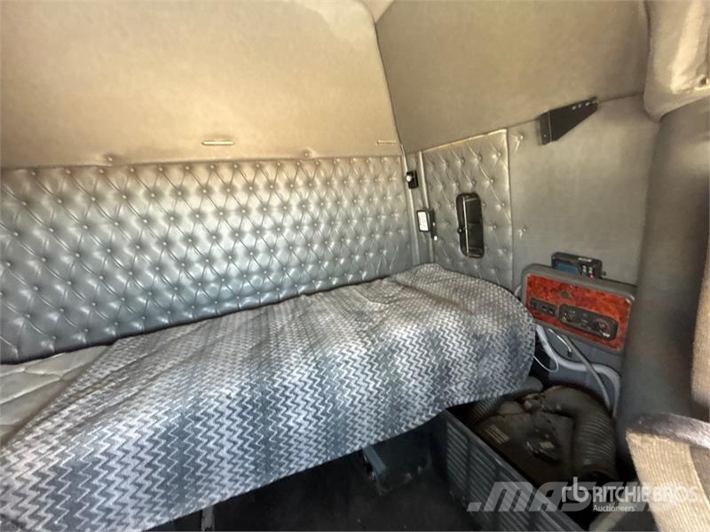 Western Star 4900FA 6x4 T/A Sleeper Truck Tractor Vetopöytäautot