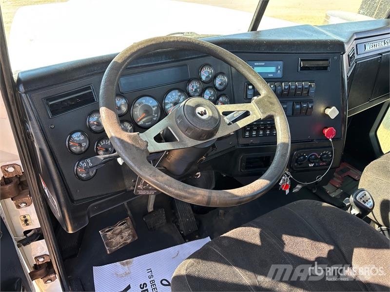 Western Star 4900FA 6x4 Cab and Chassis Cabinas e interior