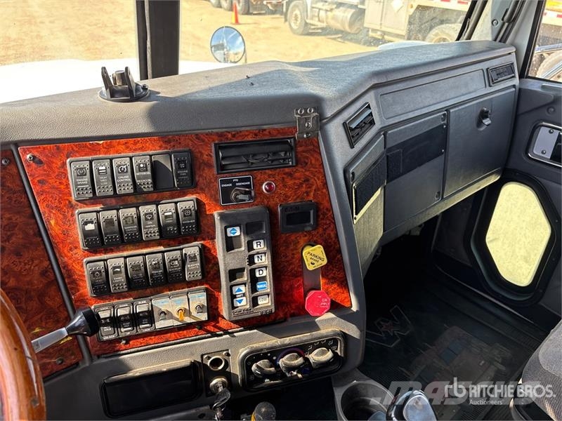 Western Star 4900FA 6x4 T/A Sleeper Truck Tractor Vetopöytäautot
