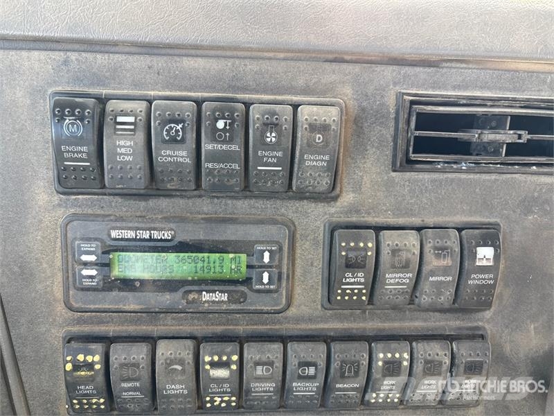 Western Star 4900SA 8x6 Sleeper Winch Truck Hinausautot