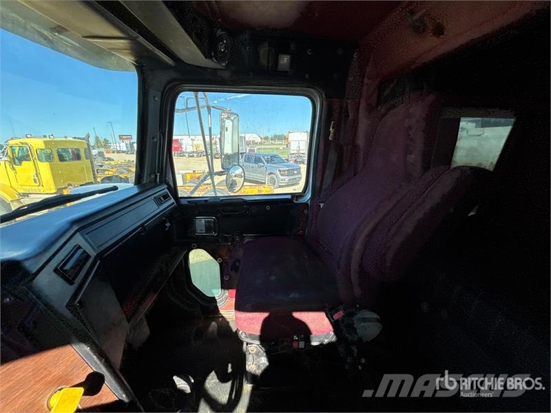 Western Star 4900SA 8x6 Tri/A Sleeper Truck Tractor Naudoti vilkikai