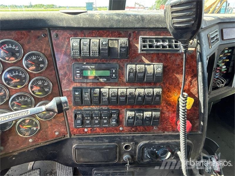 Western Star 4900SA 8x6 Sleeper Winch Truck Vehículos de reciclaje