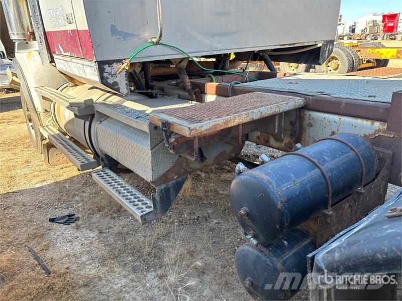 Western Star 4900SA 8x6 Tri/A Sleeper Truck Tractor Naudoti vilkikai