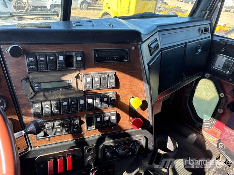 Western Star 4900SA 8x6 Tri/A Sleeper Truck Tractor Naudoti vilkikai