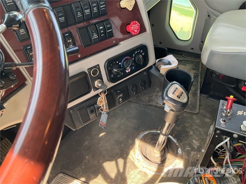 Western Star 4900SB 8x6 Sleeper Winch Truck Hinausautot