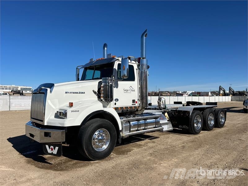 Western Star 4900SB 8x6 Tri/A Day Cab Truck Tractor 트랙터 유닛