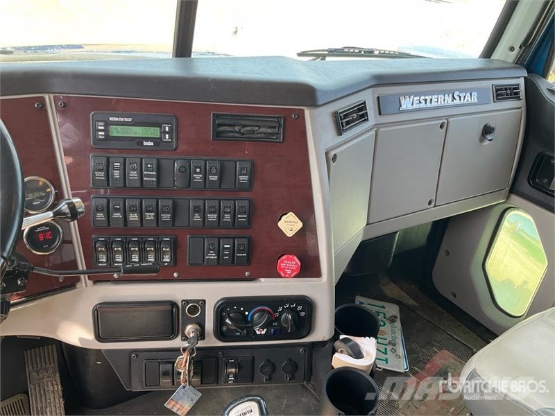 Western Star 4900SB 8x6 Sleeper Winch Truck Hinausautot