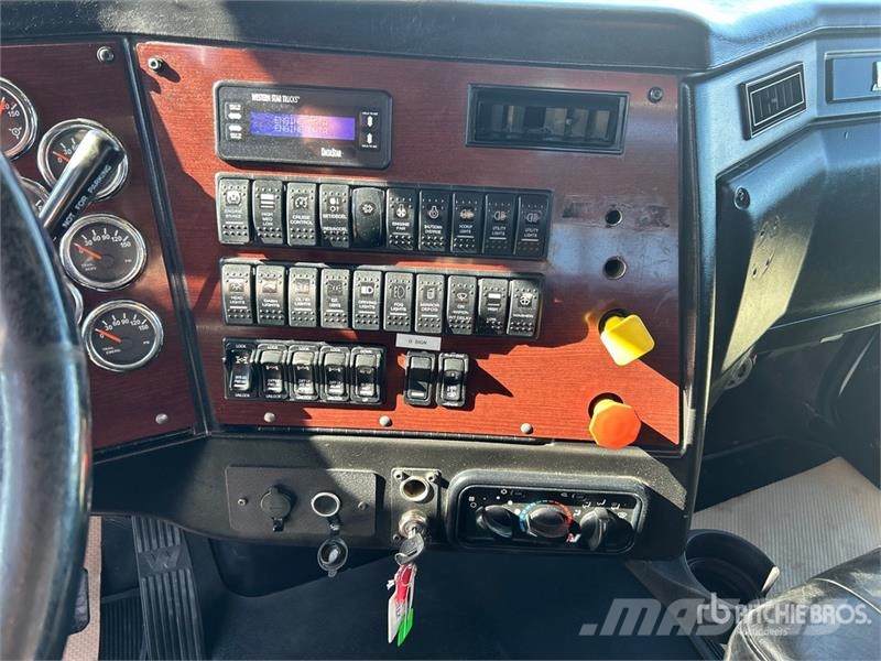Western Star 4900SB 8x6 Tri/A Day Cab Truck Tractor 트랙터 유닛