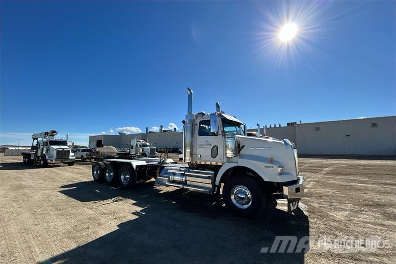 Western Star 4900SB 8x6 Tri/A Day Cab Truck Tractor 트랙터 유닛