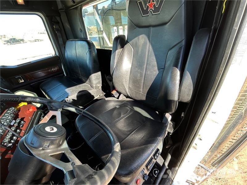 Western Star 4900SB 8x6 Tri/A Day Cab Truck Tractor 트랙터 유닛