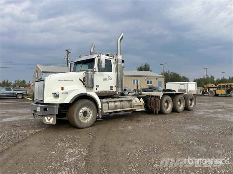 Western Star 4900SB 8x6 Tri/A Day Cab Truck Tractor Vetopöytäautot