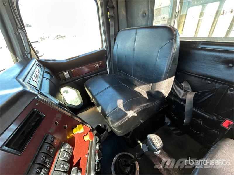 Western Star 4900SB 8x6 Tri/A Day Cab Truck Tractor 트랙터 유닛