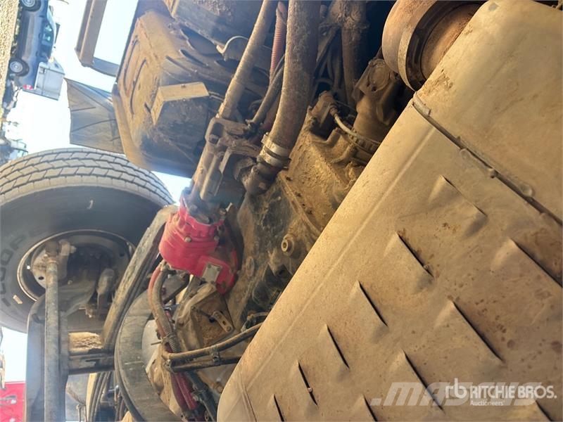 Western Star 4900XD 8x6 Sleeper Winch Truck Hinausautot