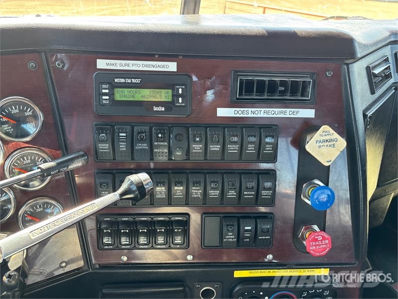 Western Star 4900XD 8x6 Sleeper Winch Truck Hinausautot