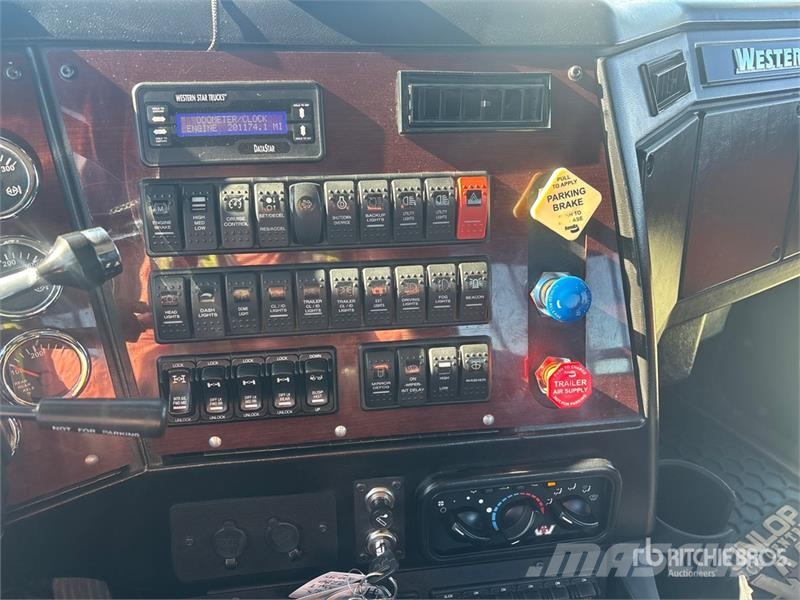Western Star 4900XD 8x6 Sleeper Winch Truck Hinausautot