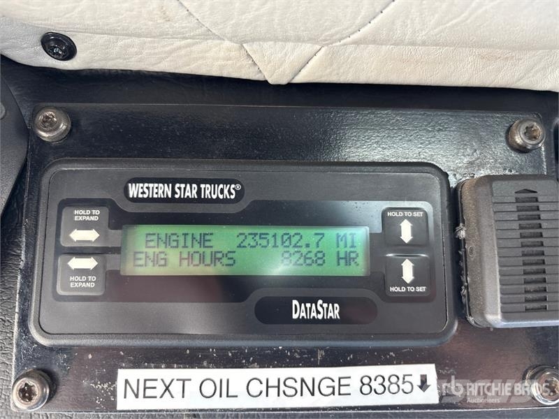 Western Star 4900XD 8x6 Sleeper Winch Truck Hinausautot