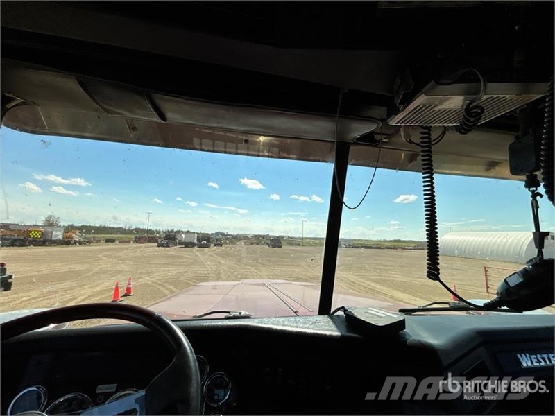 Western Star 4900XD 8x6 Sleeper Winch Truck Hinausautot