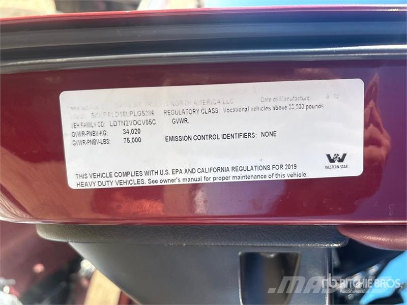 Western Star 4900XD 8x6 Sleeper Winch Truck Hinausautot