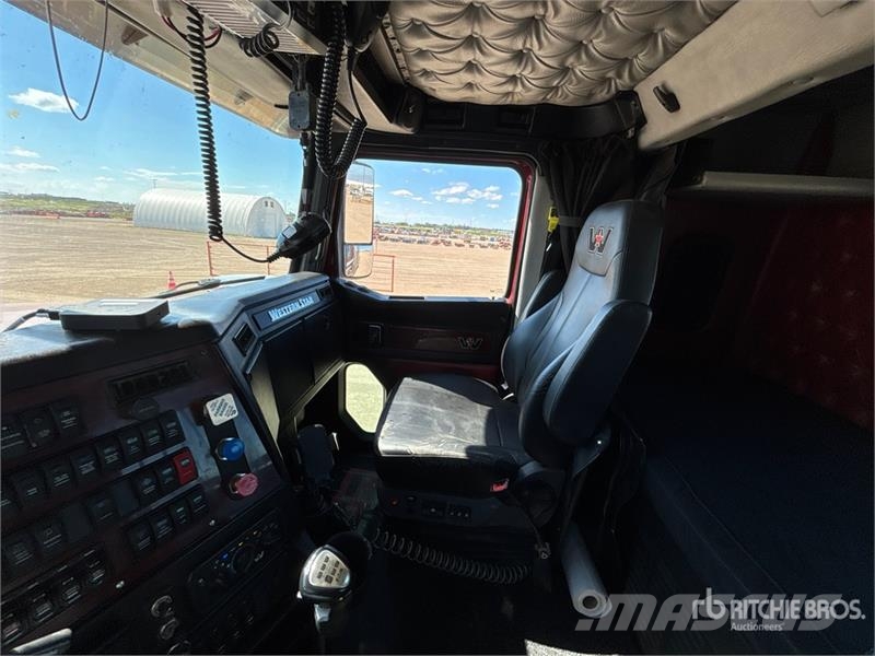 Western Star 4900XD 8x6 Sleeper Winch Truck Hinausautot