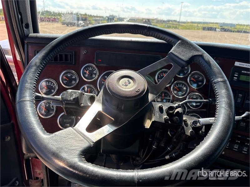 Western Star 4900XD 8x6 Sleeper Winch Truck Hinausautot