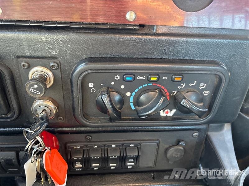 Western Star 4900XD 8x6 Sleeper Winch Truck Hinausautot