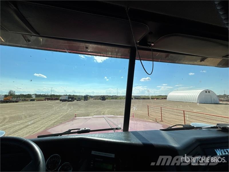 Western Star 4900XD 8x6 Sleeper Winch Truck Hinausautot