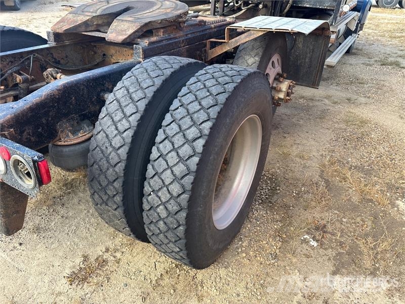 Western Star 4964FX 6x4 T/A Sleeper Truck Tractor (Inoperable) Vilcēji