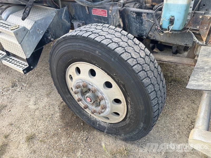 Western Star 4964FX 6x4 T/A Sleeper Truck Tractor (Inoperable) Vilcēji