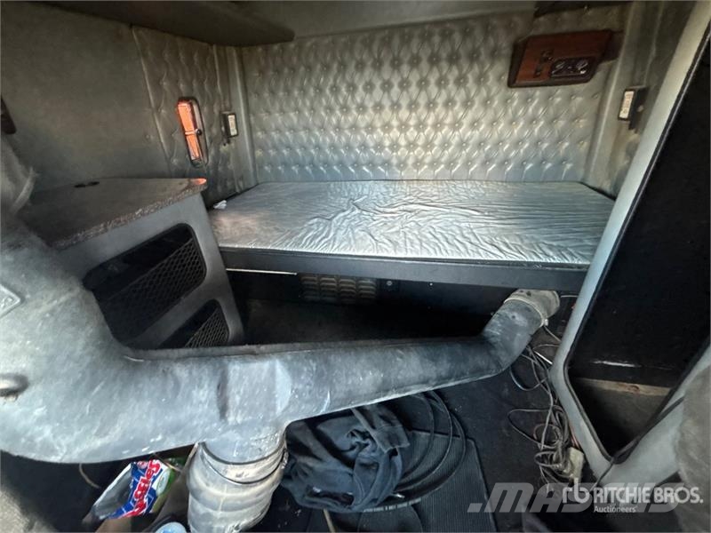 Western Star 4964FX 6x4 T/A Sleeper Truck Tractor (Inoperable) Vilcēji