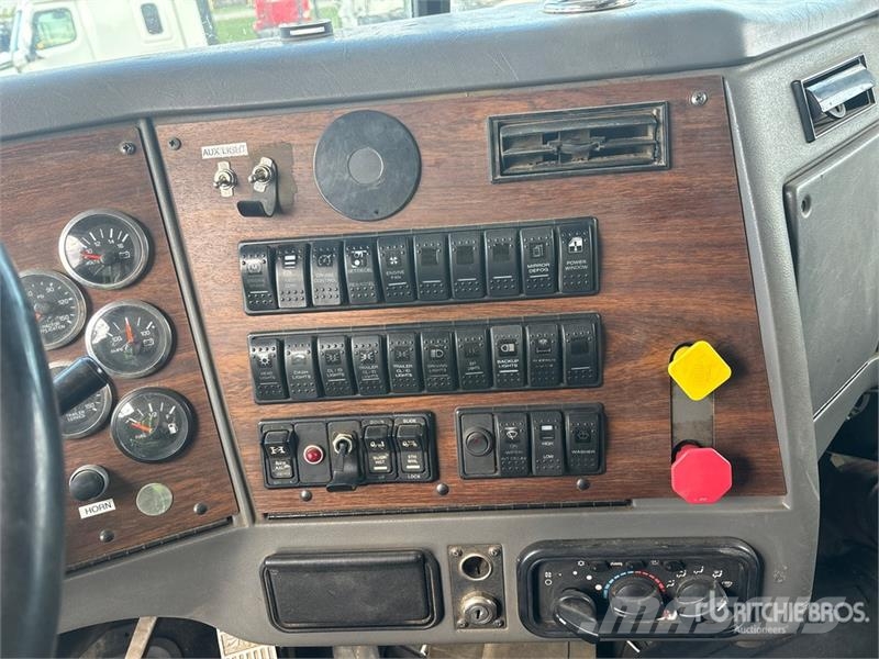 Western Star 4964FX 6x4 T/A Sleeper Truck Tractor (Inoperable) Vilcēji