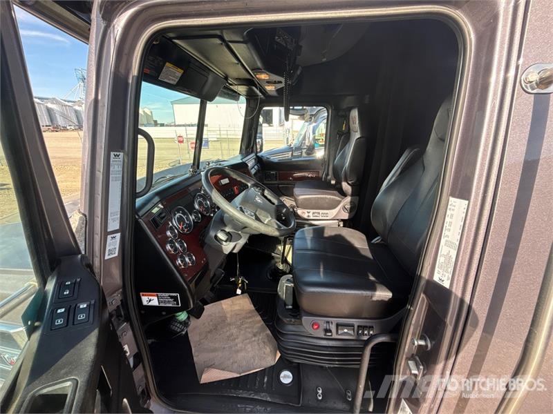 Western Star 5700 6x4 T/A Sleeper Truck Tractor Tegljači