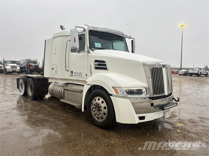 Western Star 5700 6x4 T/A Sleeper Truck Tractor Sadulveokid